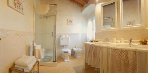 La salle de bains est pourvue de toilettes, de 2 lavabos et d'une douche. dans l'établissement B&B Casale Ginette, à Incisa in Valdarno