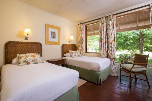 um quarto de hotel com duas camas e uma janela em Viña La Playa Hotel & Winery em Santa Cruz