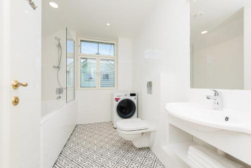 Baño blanco con aseo y lavamanos en Tallinn Apartment Hotel - No Contact Check In en Tallin