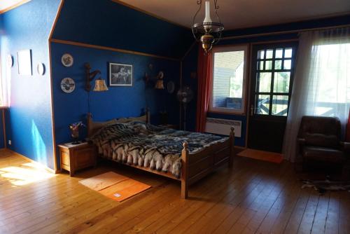 Ένα ή περισσότερα κρεβάτια σε δωμάτιο στο Hunting House Ezerkrasti