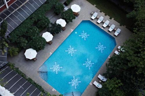 een uitzicht over een zwembad met sneeuwvlokken bij Taj MG Road Bengaluru in Bangalore