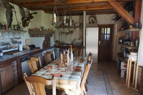Кухня или мини-кухня в Hunting House Ezerkrasti
