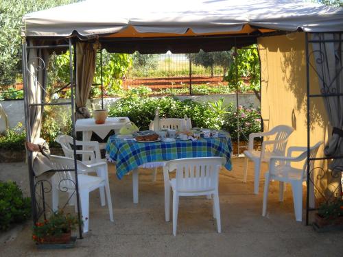 a gazebo with a table and chairs under it at Santa Teresa in Castelvetrano Selinunte