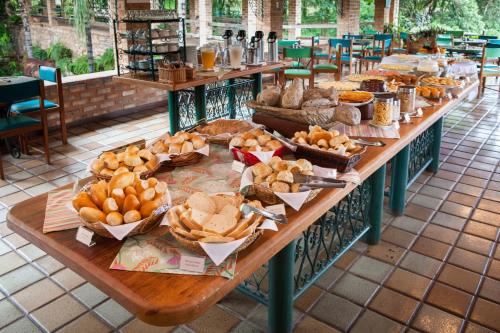 a long table filled with lots of bread and pastries at Hotel de Lençois in Lençóis