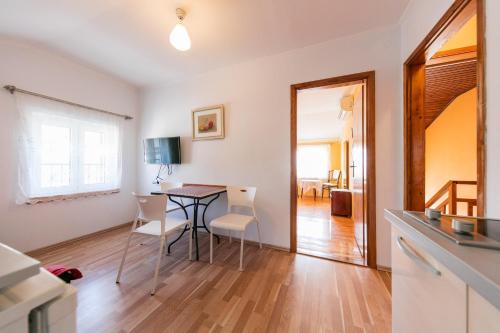 Μια τηλεόραση ή/και κέντρο ψυχαγωγίας στο Apartments Kastelani