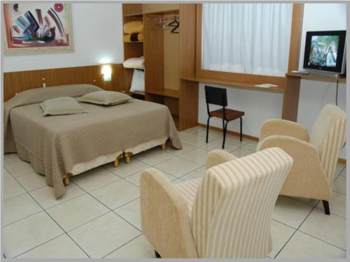 Ένα ή περισσότερα κρεβάτια σε δωμάτιο στο Cometa Plaza Hotel