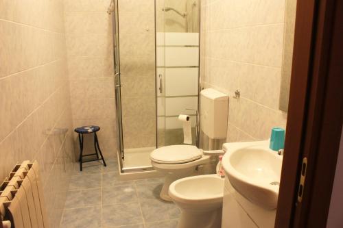 ein Bad mit einer Dusche, einem WC und einem Waschbecken in der Unterkunft B&B da Gio' in Santa Maria la Palma