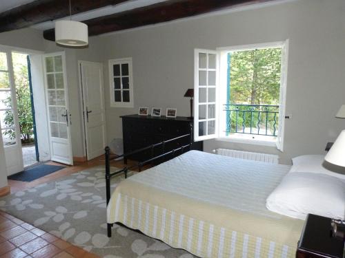 エクス・アン・プロヴァンスにあるLa Grande Madeleineのベッドルーム(ベッド1台、窓付)