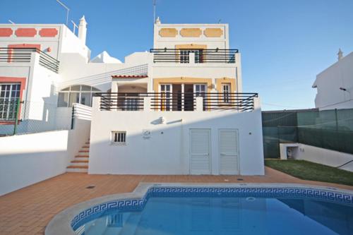 Bassein majutusasutuses Villa V4 com Piscina Privada a 400 metros da Praia või selle lähedal