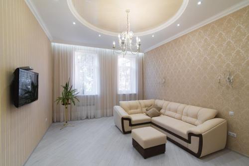 uma sala de estar com um sofá e uma televisão em Vip Apartment na Derebasovskoi em Odessa
