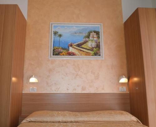 Säng eller sängar i ett rum på Hotel Karin