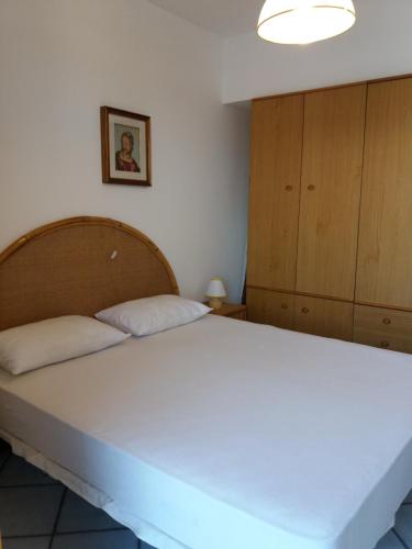 Un dormitorio con una gran cama blanca en una habitación. en Casa di Rita al Bassamarea, en Porto Cesareo