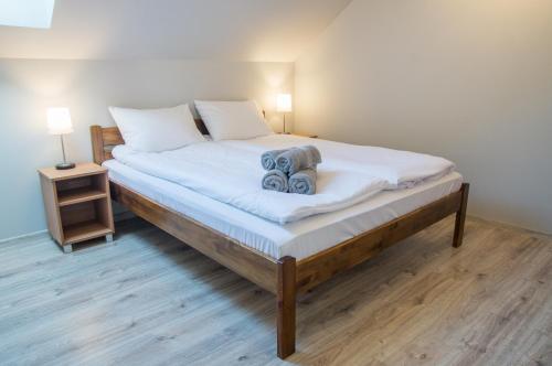 een slaapkamer met een groot bed met 2 kussens bij Pokoje Złota Rybka in Mikołajki