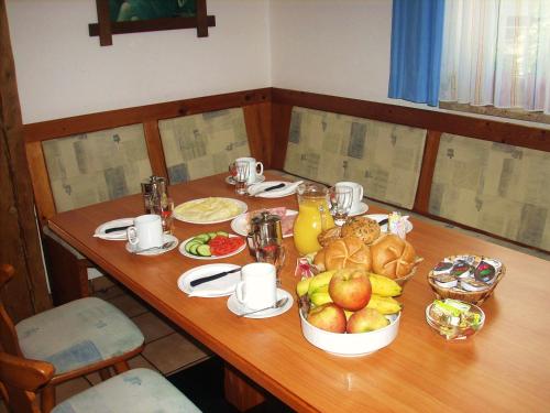 Gasthof Roitner في ابينسي: طاولة خشبية عليها الكثير من الطعام