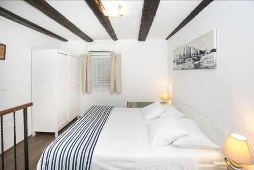 Een bed of bedden in een kamer bij Apartments Miraflores