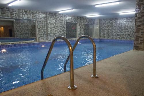 בריכת השחייה שנמצאת ב-Muscat Horizon Hotel או באזור