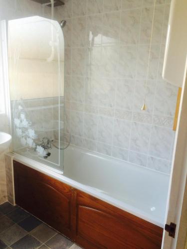 Bilik mandi di simply guesthouse