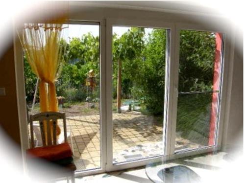 a window with a view of a yard at Gästeapartement Schlossblick in Kapfenstein
