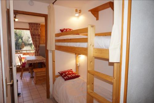une chambre avec deux lits superposés dans une pièce dans l'établissement La Grangette - Morzine, à Morzine