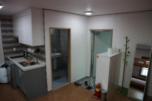 Kuchyň nebo kuchyňský kout v ubytování Blue Island Guesthouse