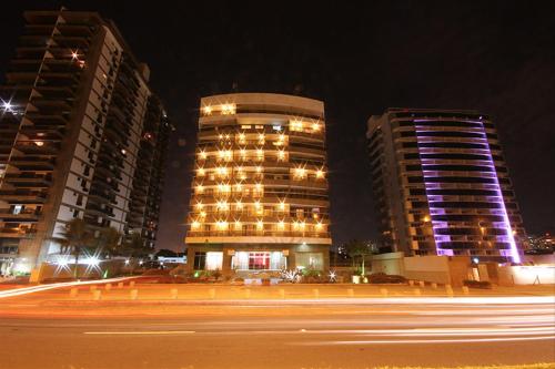 un edificio alto con luces encendidas por la noche en Beach Apartments - GMT, en Río de Janeiro