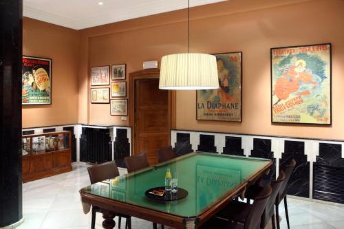 a dining room with a ping pong table at Hotel Astoria in Barcelona