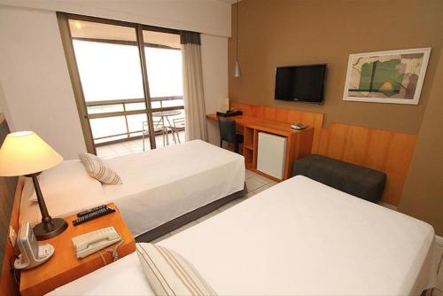 Habitación de hotel con 2 camas y TV en Beach Apartments - Go Make A Trip, en Río de Janeiro