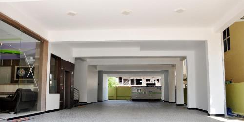 um corredor vazio com uma cozinha num edifício em Sara Regency em Palani
