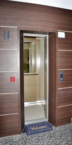 una puerta a una ducha en un edificio en Sara Regency, en Palani