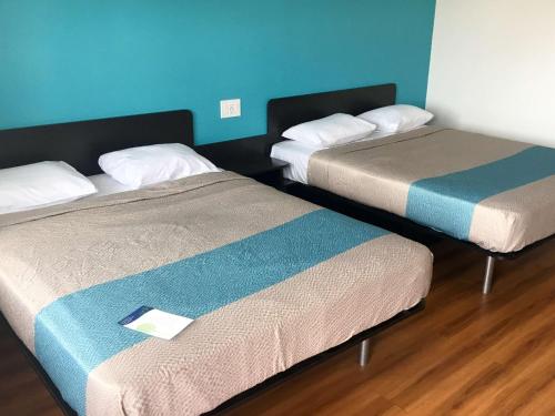 Katil atau katil-katil dalam bilik di Motel 6-Norwalk, CA