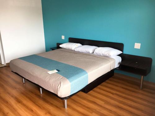 Katil atau katil-katil dalam bilik di Motel 6-Norwalk, CA