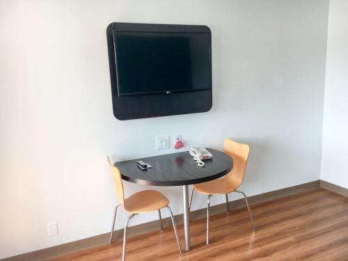 Televisyen dan/atau pusat hiburan di Motel 6-Norwalk, CA