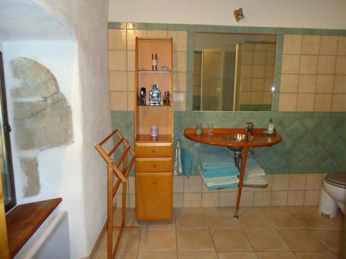 バンヌにあるLe vieux tilleulのバスルーム(洗面台、鏡付)