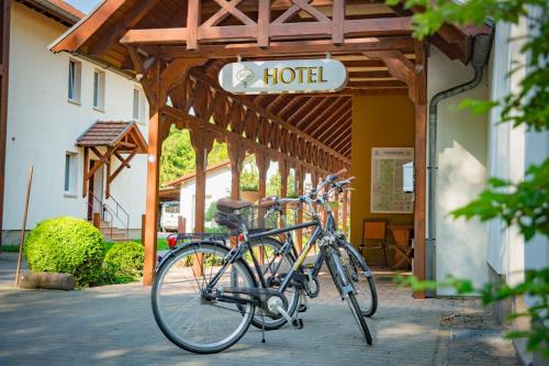 un vélo garé devant un hôtel dans l'établissement Hotel & Restaurant Waldschlösschen, à Kyritz