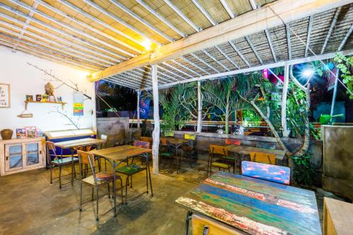 un restaurante con mesas y sillas en una habitación en Kawans Inn, en Nusa Lembongan