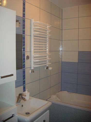 a bathroom with a shower and a sink and a tub at Apartament Sonatka w Międzywodziu in Międzywodzie