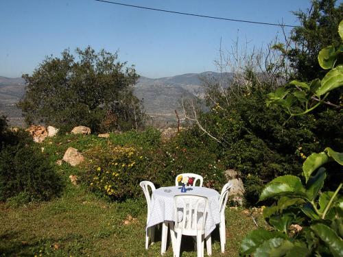 Nespecifikovaný výhled na hory nebo výhled na hory při pohledu z chaty