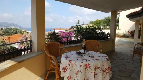 een tafel en stoelen op een balkon met uitzicht bij Villa Jone in Diano Marina