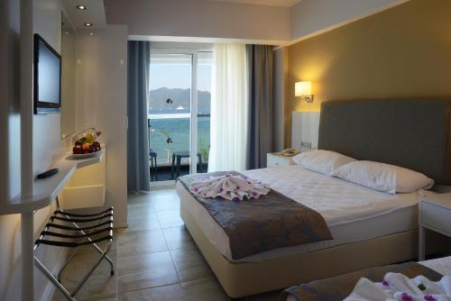 Postel nebo postele na pokoji v ubytování Maris Beach Hotel