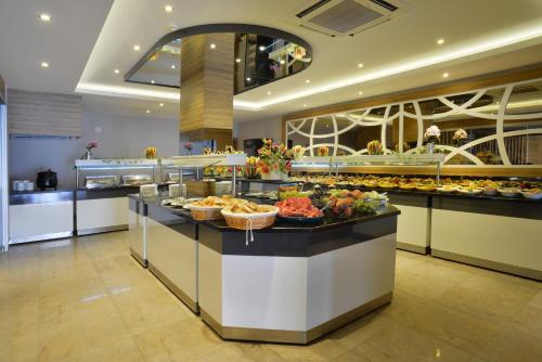 una linea a buffet con molti tipi diversi di cibo di Maris Beach Hotel a Marmaris