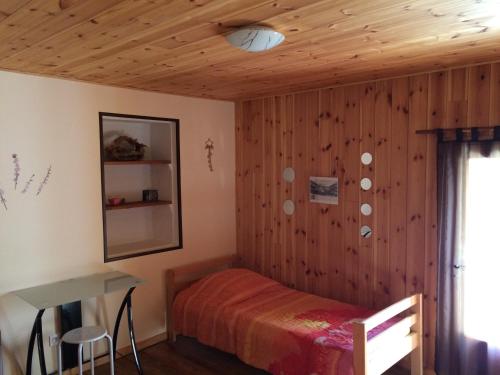 Un pat sau paturi într-o cameră la Gite Le Pelens