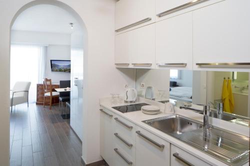 A kitchen or kitchenette at Aparthotel Al Lago