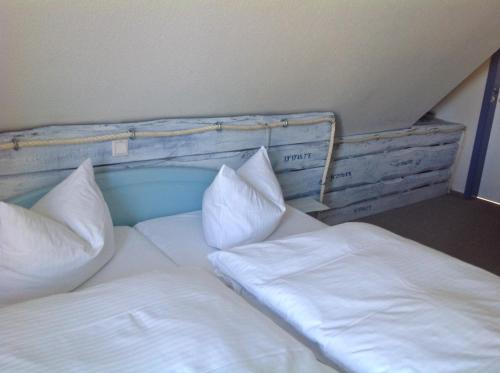 a bedroom with two beds with white sheets and pillows at Hof Kranichstein in Kluis