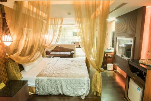 Ένα ή περισσότερα κρεβάτια σε δωμάτιο στο Alexander Motel