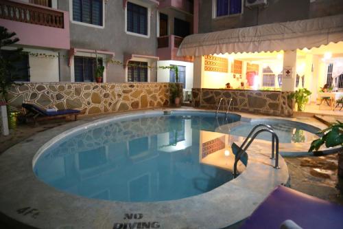 una piscina en un hotel por la noche en Merry Villa Hotel & Apartments, en Mombasa
