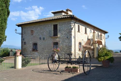 an old carriage in front of a building at Tenuta Pizzogallo in Amelia