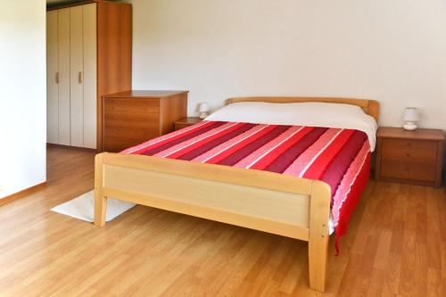 1 dormitorio con 1 cama con manta a rayas en Apartment Milena en Umag