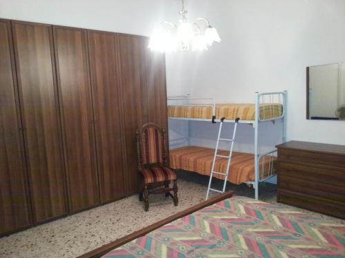 サン・ヴィート・ロ・カーポにあるcasa rosaのベッドルーム1室(二段ベッド1組、はしご付)