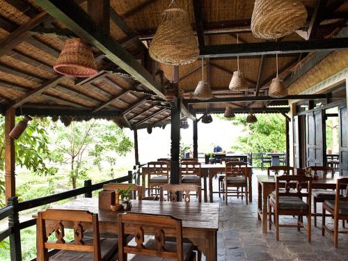 En restaurant eller et spisested på Sapana Village Lodge