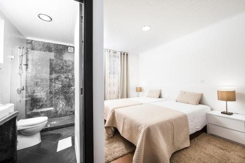 サン・ロケ・ド・ピコにあるVila Verdeのベッドルーム1室(ベッド1台付)、バスルーム(トイレ付)